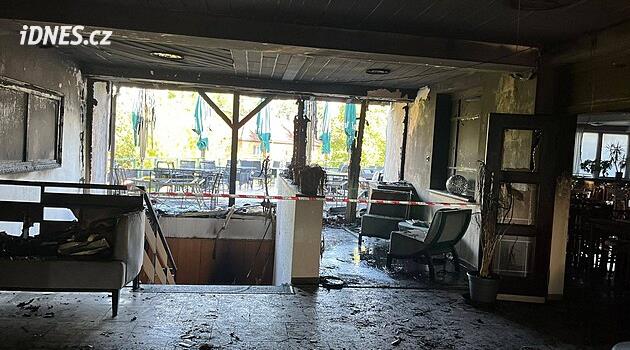 Gece Klatovy'de Rozvoj oteli yandı, resepsiyon görevlisi hastaneye kaldırıldı