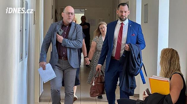 Podvodnými fakturami starosta deset let tuneloval obecní úče