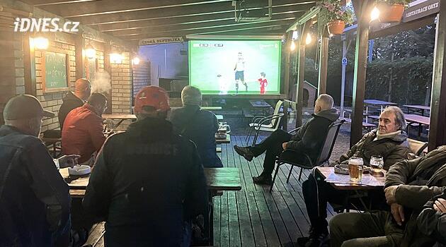 Çekler futbol nedeniyle sabahın erken saatlerinde barları işgal etti