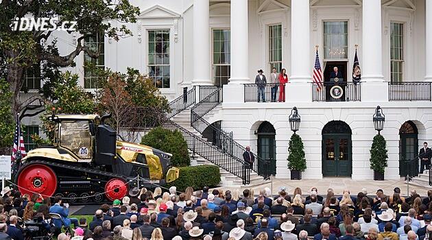 Americké farmáře dusí cla na kombajny a traktory. Trump proto musel ustoupit