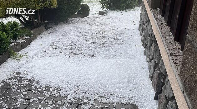 Meteorologové zveřejnili mapy, kde hrozí největší srážky a bouřky. Varují i před kroupami