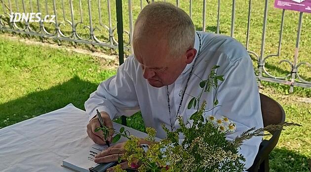 Olomouc Başpiskoposu Josef Nuzík bir röportaj kitabı sundu