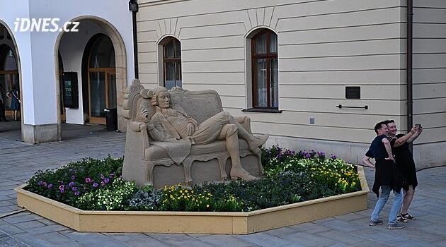 25 ton kumdan yapılan Mozart'ın yağmura ve sıcağa dayanıklı olması gerekiyor