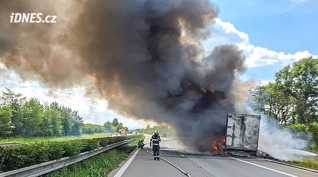 Olomouc yakınlarındaki D35'te bir kamyon yanıyordu. Bölgesel başkente giden otoyol duruyor, kuyruklar oluşuyor