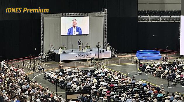 Po matčině smrti otce vyloučili za kouření, popisuje exčlenka svědků Jehovových