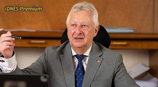 Kolik rozdali ministři na odměnách? Nejvíc vyplatil Zůna, jinak nová vláda šetří