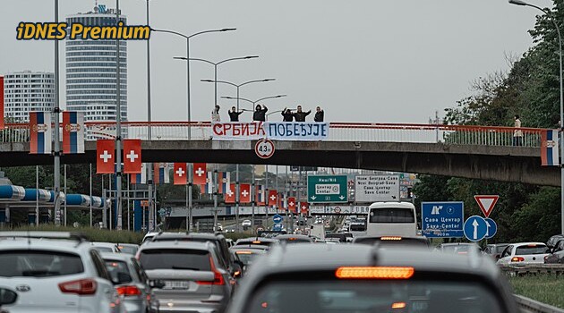 Rok a půl od tragédie a napětí je stále patrné. Bělehrad rozdělují protesty