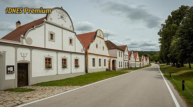 Někteří turisté nám vlezou i na dvůr a jsou sprostí. Holašovičtí nejen o invazi pickupů