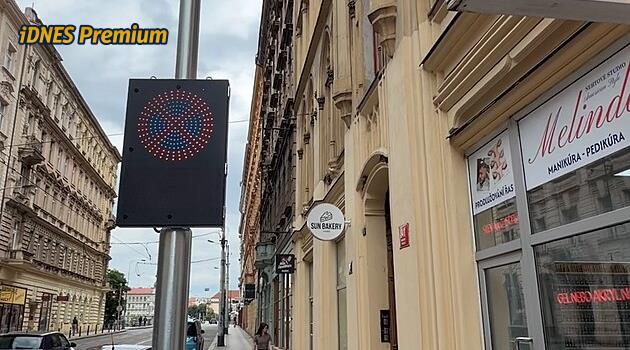 LED značka na Smíchově měla zlepšit parkování. Část léta ale nefungovala
