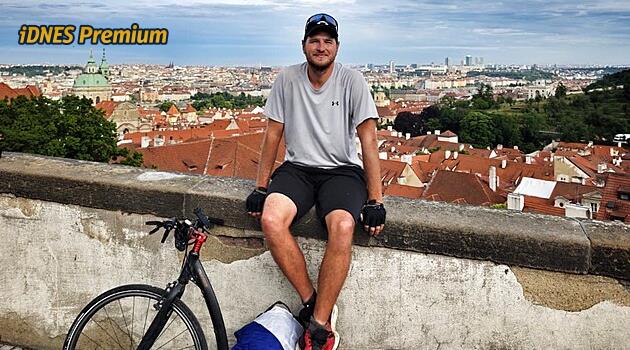 145 km za den, závějemi sněhu i se sádrou. Čech jezdil šest let po světě na koloběžce