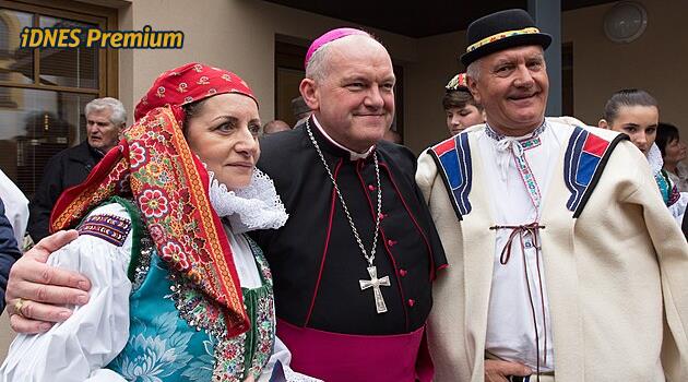 Olomouc Başpiskoposu Josef Nuzík 60. yaş gününü kutluyor, yeni bir kitapta hayatını anlatıyor