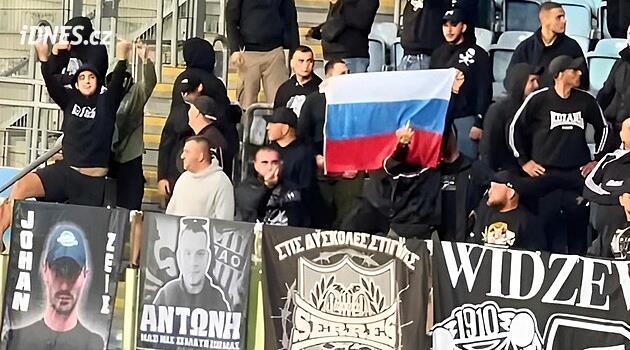 Skandál v polském Lublinu. Na zápase Dynama Kyjev vyvěsili ruskou vlajku, v Moskvě se tetelí