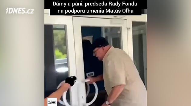 VIDEO: Pusťte mě! Předseda slovenské rady se před novináři dal na bleskový úprk