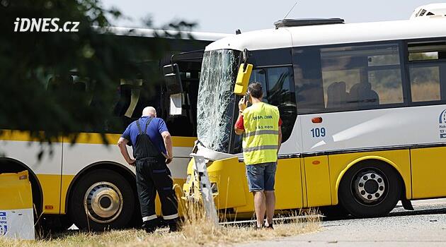 Spletl si pozdrav s předností? Policie řeší, proč se srazily autobusy, dopravce mlčí