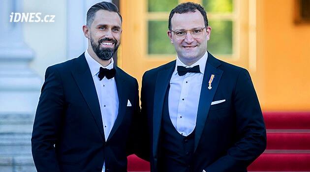 Káže vodu, pije víno, tepou lidé politika. Náhradní matka mu odnosila dítě, jeho strana přitom praxi odmítá
