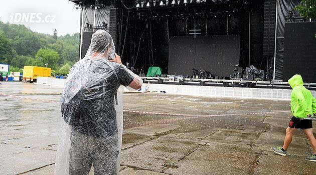 Bouřky lámaly stromy a ničily střechy. Na Masters of Rock museli zrušit koncert