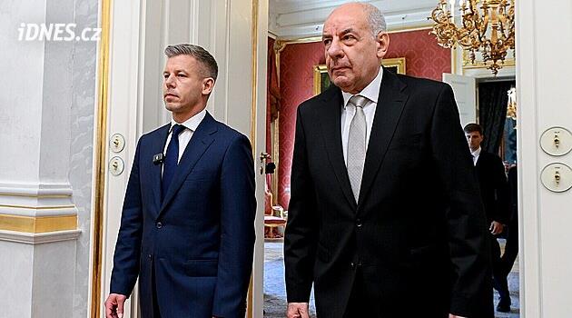 Maďarský prezident podepsal svůj konec ve funkci. Orbánova loutka, říká o něm Magyar