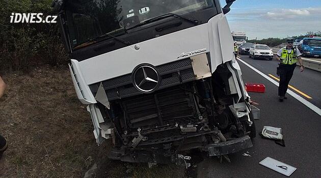 Kamion sjel u Roudnice z dálnice D8. Policie uzavřela směr na Ústí