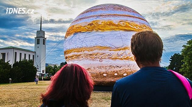 Obří Jupiter ovládl Kraví horu. Festival planet v Brně přidal rekordní novinku