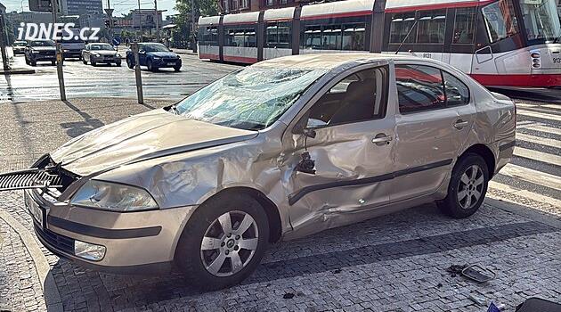 Auto skončilo na střeše po srážce s tramvají. Řidič vozu vyvázl s lehkým zraněním