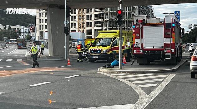 Na Smíchově se srazil autobus s motorkou, dva zranění