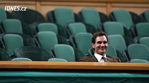 Všichni odešli, on zůstal. Osamělý Federer v královské loži dojal tenisové fanoušky