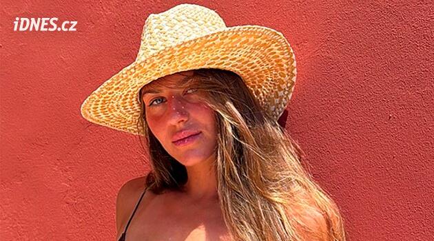 Tenistka Marta Kosťuková oblékla na dovolené velmi odvážné šaty. Jako modelka, žasnou fanoušci