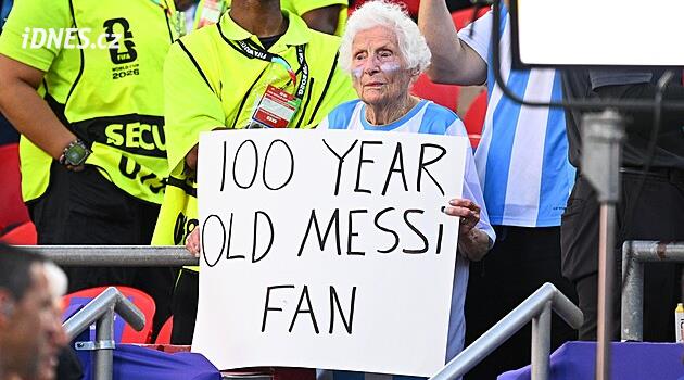 Stoletá fanynka se dočkala. Od Messiho dostala po semifinále dárek. Aplaudoval jí celý stadion