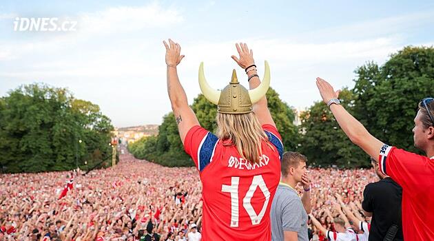 Sto tisíc Norů v čele s princem i slavící Madrid. Fotbaloví fanoušci dál drží vikingská vesla