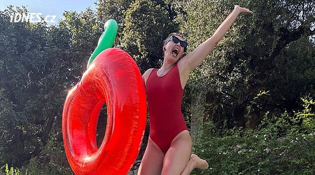 Jablko, nebo třešeň? Bývalá tenistka Maria Šarapovová oblékla červené plavky a pobavila fanoušky
