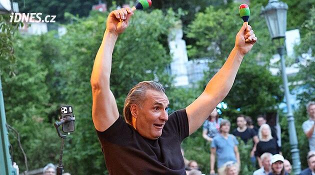 Jiří Macháček oslavil 60 na karlovarském festivalu, Podívejte se, jak to rozjel