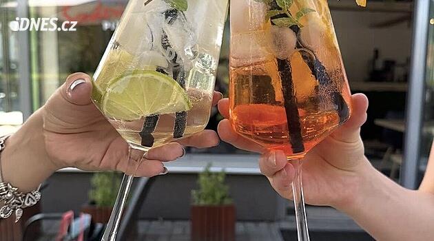 Aperol má nového soupeře. Květinový koktejl z Itálie se stal jedním z největších hitů letošního léta