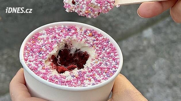 Bonbony, nebo dort? Na první pohled to nikdo nepozná. Dot cakes, neobvyklý sladký hit ze sociálních sítí, dorazil do Česka