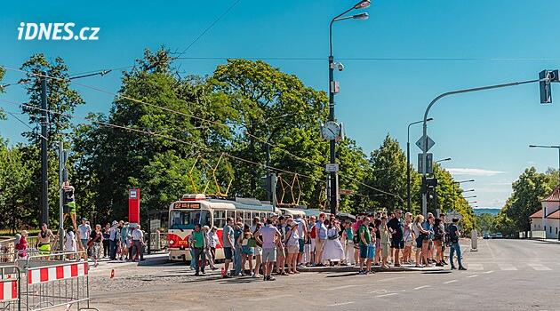 OBRAZEM: Z jedné strany ještě staveniště, z druhé už k Hradu opět zamířili turisté