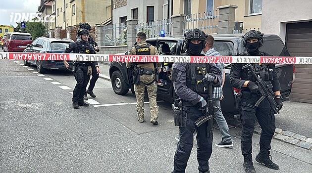 Střelba v pražské Hostivaři. Na ulici ležela zavražděná žena, muž je v kritickém stavu