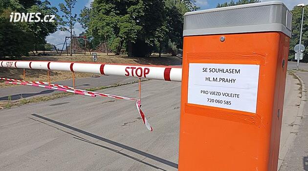 Taxíky u památníku na Vítkově ignorovaly zákaz, pokuty nepomohly. Jak zasáhla radnice?