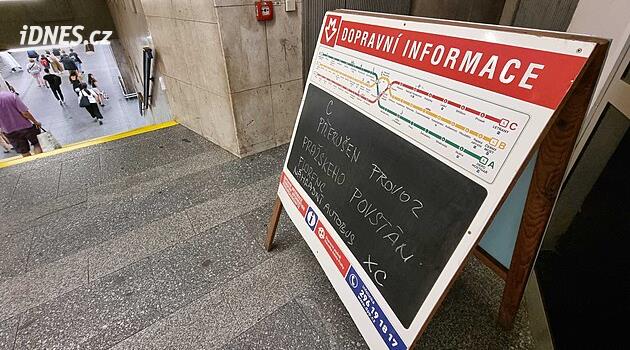 Mezi stanicemi Florenc a Pražského povstání na lince C nejezdí metro kvůli zásahu záchranných složek. Cestující mohou využít náhradní autobusy.