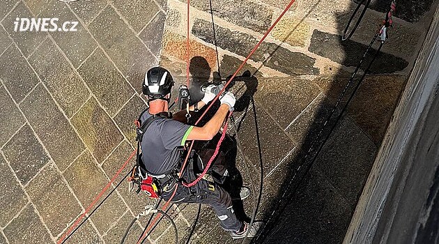 Na Karlův most se vrhli horolezci Odstraňují z něj řasy a náletovou zeleň