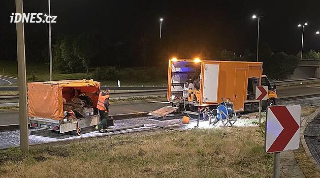 Pracujeme i v noci. Třeba v kanálech, odmítá TSK výtky k opravě Kbelské
