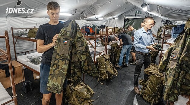 Přes tisíc studentů se dalo dobrovolně na vojnu. Čeká je měsíční výcvik, bez mobilů