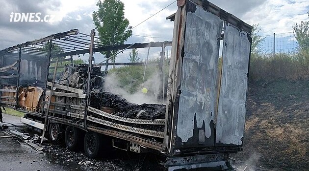 Dálnici D5 na Berounsku uzavřel požár návěsu