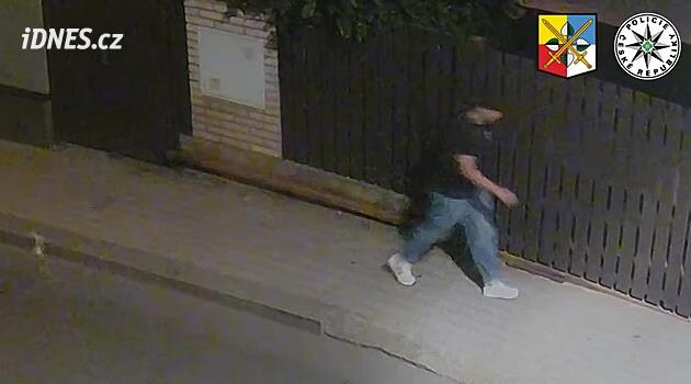 Policie zveřejnila video útočníka, který se v Hořovicích pokusil znásilnit ženu