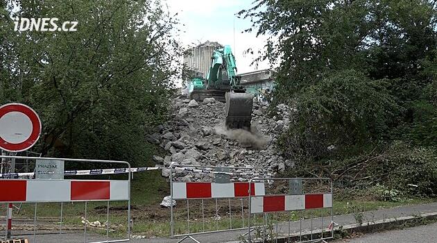 Zřícenou plastiku u Barrandovského mostu nahradí replika v původní podobě