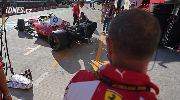 Tréninky v Maďarsku opanovalo Ferrari. Nejdřív slavil Leclerc, po něm Hamilton