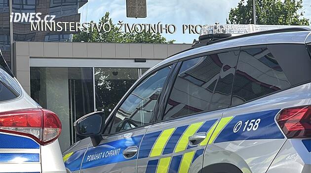 Polis, ofislere veya alışveriş merkezlerine bomba yerleştirme tehdidini araştırıyor