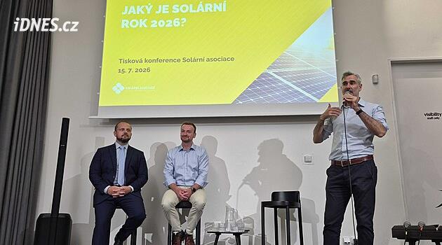 Soláry na rodinných domech už tolik netáhnou. Iniciativu přebraly průmyslové parky a velké baterie