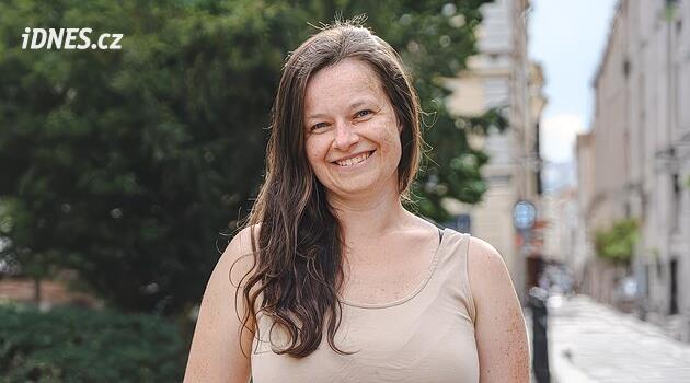 Prag 3'ün belediye başkan yardımcısı güney Bohemya'da yaşıyor. Ücretinin tamamını alıyor