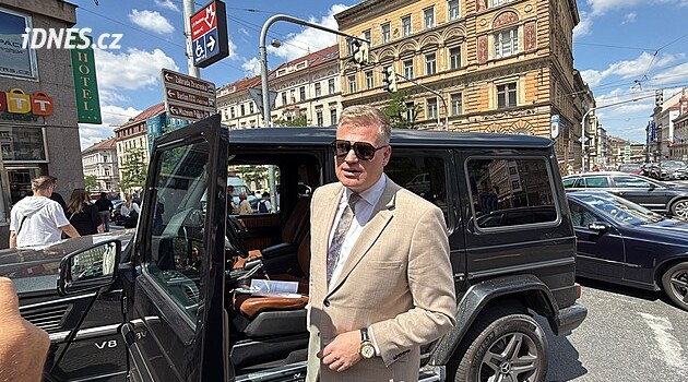 Turek se v centru Prahy srazil se sanitkou, ta skončila na střeše