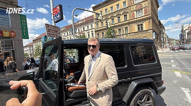 Turek předjížděl kolonu odbočovacím pruhem. Pak naboural do auta s majáčky