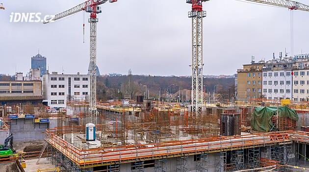 Nejpomalejší a nejdražší Praha. Studie o bydlení ukázala, co metropoli trápí